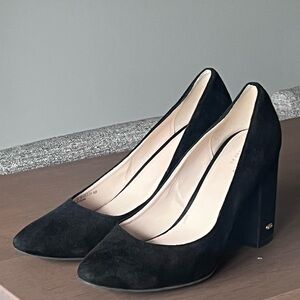 Cole Haan black suede pumps shoes
Sz 8 EUC